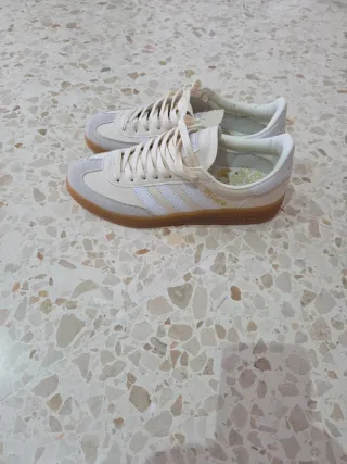 Zapatillas Adidas spezial Beige y Blancas