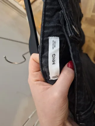 Falda vaquera negra con abertura frontal