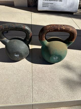 Varios discos, dos barras 20 kilos una 15 kilos +