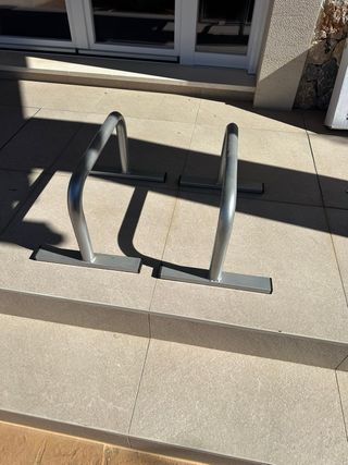 Varios discos, dos barras 20 kilos una 15 kilos +