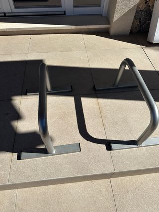 Varios discos, dos barras 20 kilos una 15 kilos +