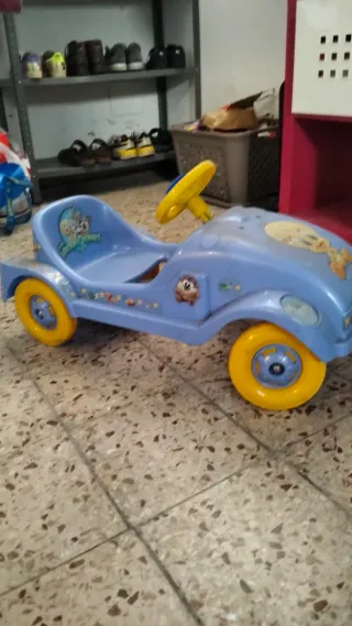 Macchinina a pedali blu con volante giallo