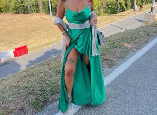 Meraviglioso abito lungo verde con spacco