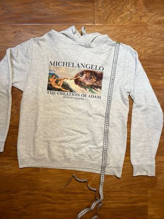 Sudadera blanca y gris con capucha ancha