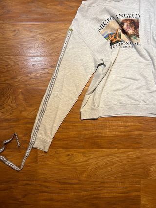 Sudadera blanca y gris con capucha ancha