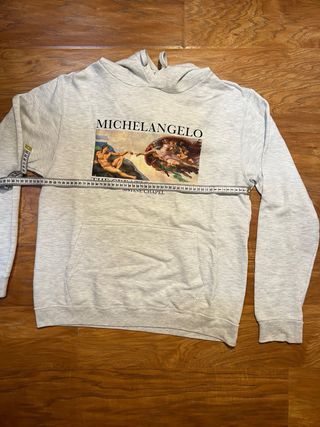 Sudadera blanca y gris con capucha ancha