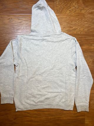 Sudadera blanca y gris con capucha ancha
