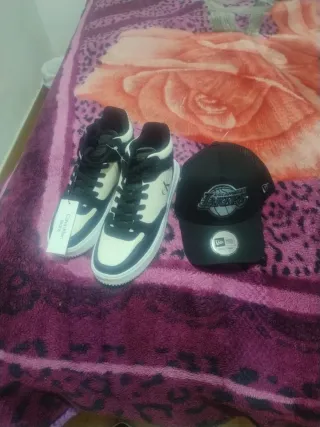 Zapatos Calvin Klein y Gorra Lakers