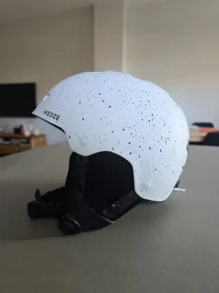 Casco de esquí Wedze blanco con puntos.