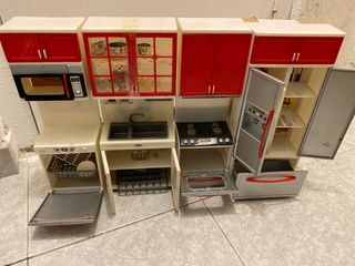 Cocinita de juguete con accesorios en miniatura