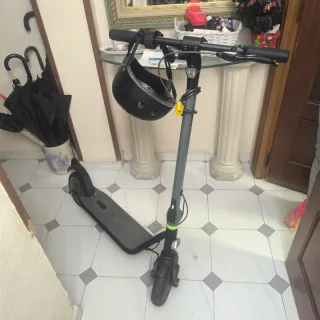 Patinete eléctrico con casco