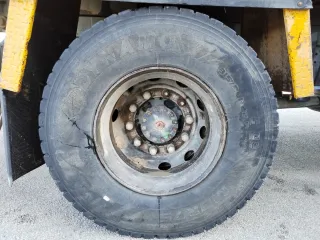 Camion Grúa Volvo FL250 con grúa AmcoVeba