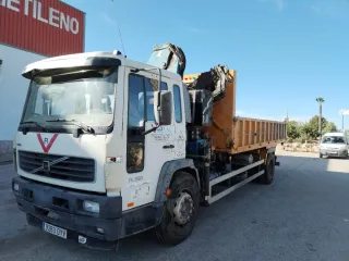 Camion Grúa Volvo FL250 con grúa AmcoVeba
