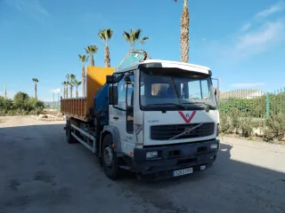 Camion Grúa Volvo FL250 con grúa AmcoVeba