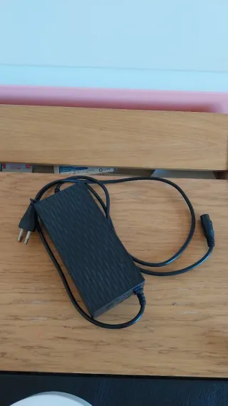 Cargador Negro para Patín Eléctrico
