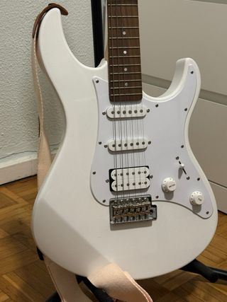 Guitarra Eléctrica Yamaha Blanca + AMPLIFICADOR