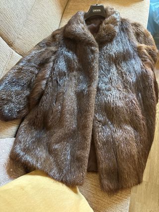 Abrigo de piel marrón talla 42