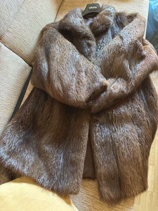Abrigo de piel marrón talla 42