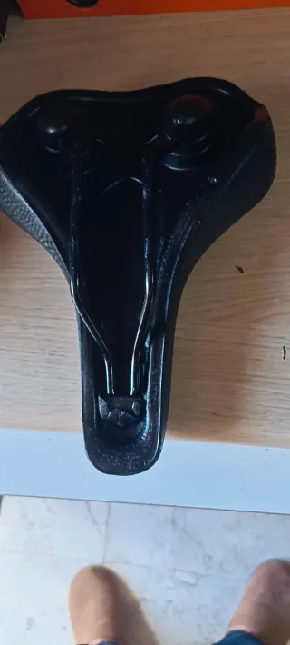 Sillín de bicicleta negro, comodísimo muy blando