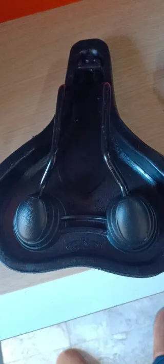 Sillín de bicicleta negro, comodísimo muy blando