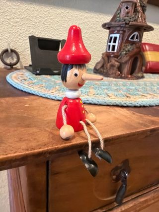 Figura pequeña de madera Pinocho.