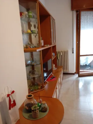 Credenza con vetrine e tavolo in legno