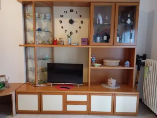 Credenza con vetrine e tavolo in legno