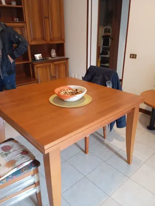 Credenza con vetrine e tavolo in legno