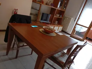 Credenza con vetrine e tavolo in legno