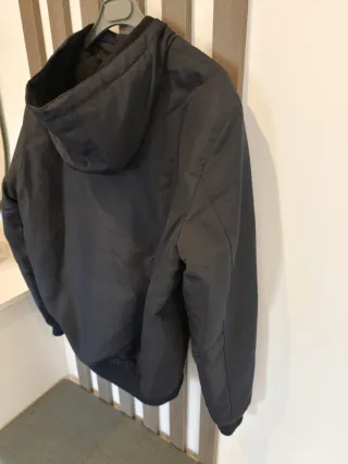 Cazadora azul marino con capucha