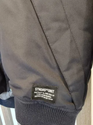 Cazadora azul marino con capucha