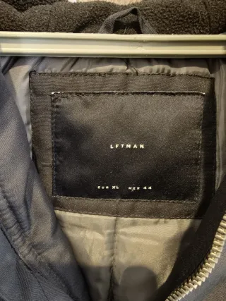 Cazadora azul marino con capucha