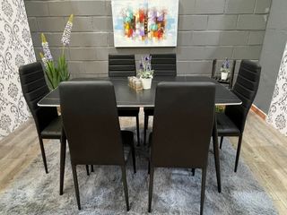 Mesa de cristal con 6 sillas negras