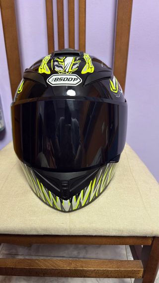 Casco de moto negro con diseño de dragón