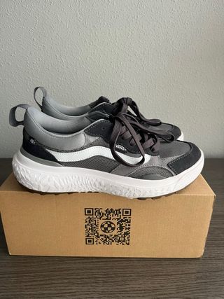 Zapatillas Vans grises y negras