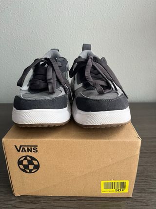 Zapatillas Vans grises y negras