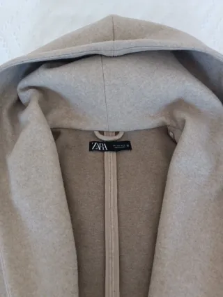 Abrigo Zara mujer beige con capucha
