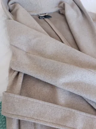Abrigo Zara mujer beige con capucha