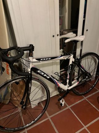 Bicicleta carretera BH blanca