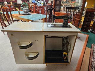 Máquina de costura antiga com móvel restaurado de