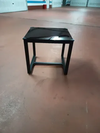 Mesita auxiliar cristal y metal negra