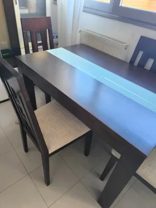 Mesa de salón y 4 sillas de madera de haya maciza