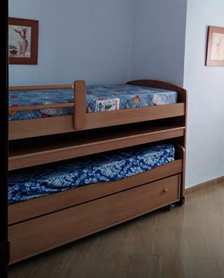 Cama nido con mesa y cajón extraíble