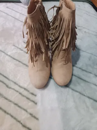Botas tacón beige con flecos