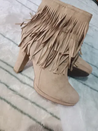 Botas tacón beige con flecos