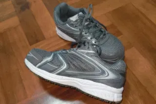 Zapatillas Fila grises y blancas