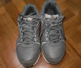 Zapatillas Fila grises y blancas