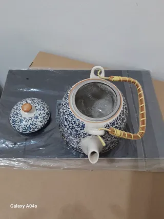 Tetera cerámica azul y blanca con asa bambú