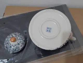 Tetera cerámica azul y blanca con asa bambú