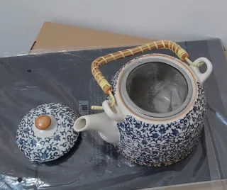 Tetera cerámica azul y blanca con asa bambú